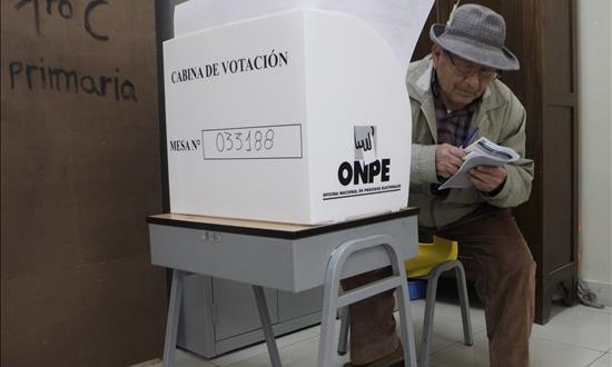 Las candidaturas a la Presidencia de Perú podrán ser inscritas hasta el 11 de enero
La fecha límite se estableció de acuerdo con la Ley Orgánica de Elecciones y el Reglamento de Inscripción de Fórmulas y Listas de Candidatos para las Elecciones Generales y de Representantes ante el Parlamento Andino, que establecen que las organizaciones políticas deben presentar su solicitud de inscripción hasta noventa días naturales antes de la fecha de las elecciones.