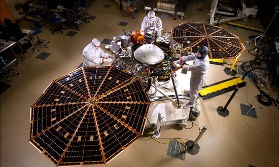 La NASA pospone por problemas técnicos el lanzamiento de su próxima misión a Marte
Fotografía cedida por la NASA, hoy, del interior de la nave de Exploración Interior a través de Investigaciones Sísmica Geodesia y Transporte de Calor (InSight, por sus siglas en ingles) en una habitación limpia en Lockheed Martin, cerca a Denver (EE.UU.).