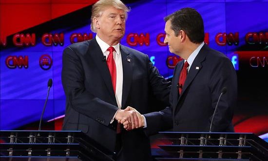 Trump va camino de acabar 2015 como el republicano favorito a la Casa Blanca 
Los precandidatos republicanos a la Presidencia de los Estados Unidos (i-d) Donald Trump y Ted Cruz asisten a un debate televisado en The Venetian Las Vegas en Las Vegas, Nevada (EE.UU.).