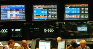 La Navidad contagia a las bolsas de América Latina y a Wall Street que se visten de verde
La plaza de Buenos Aires trepó un 5,25 %, la mayor subida de la jornada en la región, y su índice Merval llegó a 12.040,85 enteros, tras una compraventa por unos 14,47 millones de dólares.