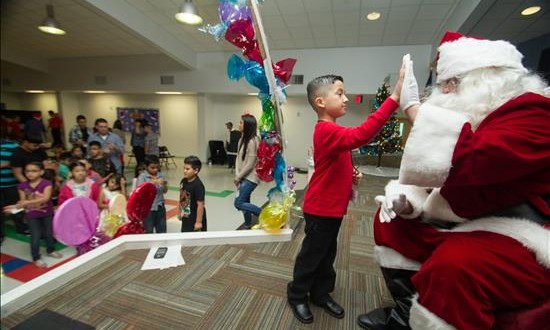 Cientos de niños inmigrantes pasarán la navidad en centros de detención
Un niño saluda un Papa Noél o Santa Claus durante el evento denominado "La Mejor Navidad de Todas".