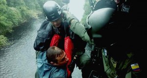 Rescatan a dos ciudadanos polacos perdidos en la Amazonía colombiana
Fotografía cedida por la Fuerza Aérea Colombiana (FAC), hoy miércoles 23 de diciembre de 2015, del rescate del ciudadano polaco Tominik Sczepanski (i) en el Parque Nacional Natural de Chiribiquete (Colombia).