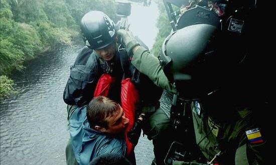 Rescatan a dos ciudadanos polacos perdidos en la Amazonía colombiana
Fotografía cedida por la Fuerza Aérea Colombiana (FAC), hoy miércoles 23 de diciembre de 2015, del rescate del ciudadano polaco Tominik Sczepanski (i) en el Parque Nacional Natural de Chiribiquete (Colombia).