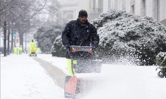 Fuertes tormentas dejan 6 muertos en el sur de EE.UU. en el inicio del período navideño
El temporal dejó tornados, lluvias intensas y granizadas en estados sureños como Misisipí, Tennessee y Arkansas, lugares en los que fallecieron seis personas y varias decenas resultaron heridas.