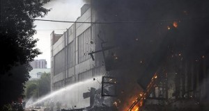Un incendio consumió tres fábricas en Lima y un bombero resultó herido en Navidad
En Lima son comunes los incendios por materiales pirotécnicos en esta época del año por la quema de castillos y cohetecillos, razón por la cual varios municipios han establecido multas para las personas que quemen muñecos o usen pirotécnicos en la vía pública.