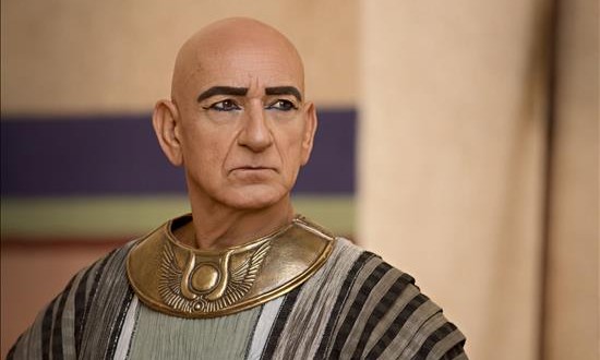 Ben Kingsley: "Las pasiones humanas son las mismas desde hace 4.000 años"
Fotografía facilitada por Mediaset del actor Ben Kingsley, experto en hacer intemporales a los grandes personajes históricos. Ha sido Gandhi, Moisés, Lenin o Pericles y ahora se transforma en el visir Ay, el poder en la sombra del faraón Tutankamón, en la miniserie que estrena el canal Cuatro estas Navidades