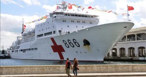 Buque hospital chino atendió a 2.000 pacientes peruanos en seis días
Una pareja camina frente al buque hospital de la armada China llamado "Arca de la Paz".