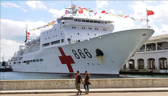 Buque hospital chino atendió a 2.000 pacientes peruanos en seis días
Una pareja camina frente al buque hospital de la armada China llamado "Arca de la Paz".