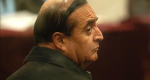 Fujimori, Montesinos y allegados deben unos 426.000 dólares en reparaciones
En la imagen un registro de Vladimiro Montesinos, quien dirigió una extensa red de corrupción durante el gobierno de Alberto Fujimori entre 1990 y 2000 y le debe al Estado más de medio millón de soles (unos 162.000 dólares), por una serie de delitos de corrupción