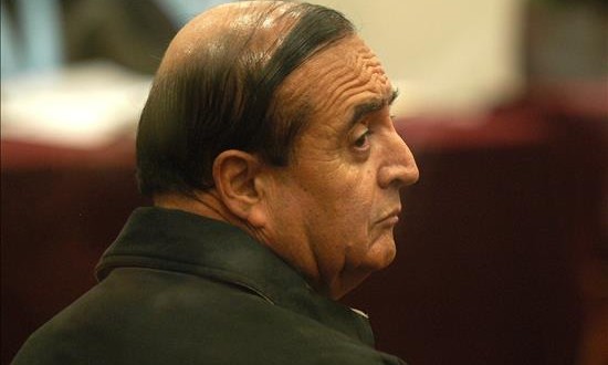 Fujimori, Montesinos y allegados deben unos 426.000 dólares en reparaciones
En la imagen un registro de Vladimiro Montesinos, quien dirigió una extensa red de corrupción durante el gobierno de Alberto Fujimori entre 1990 y 2000 y le debe al Estado más de medio millón de soles (unos 162.000 dólares), por una serie de delitos de corrupción