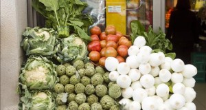 La comida "fea" también sienta bien
A menudo despreciadas por tener un aspecto que no va acorde con los "cánones de belleza" impuestos por la industria, las frutas y verduras "feas" se han vuelto un objeto atractivo para quienes luchan contra el desperdicio de alimentos.