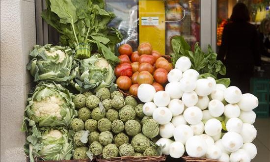 La comida "fea" también sienta bien
A menudo despreciadas por tener un aspecto que no va acorde con los "cánones de belleza" impuestos por la industria, las frutas y verduras "feas" se han vuelto un objeto atractivo para quienes luchan contra el desperdicio de alimentos.