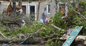 Más de 40 muertos en EE.UU. tras el paso de los tornados y las tormentas
El paso de los tornados por Garland dejó un paisaje devastador con cerca de 600 viviendas con daños o destruidas, además de 60 personas heridas