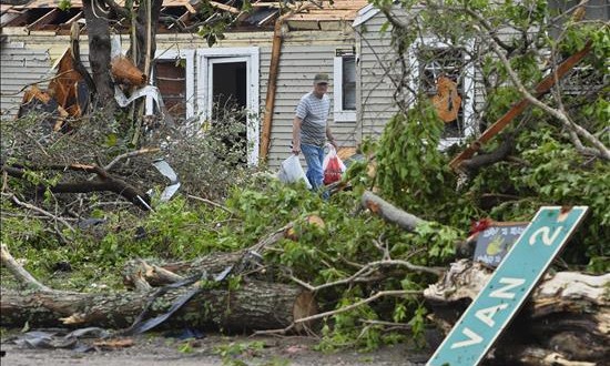 Más de 40 muertos en EE.UU. tras el paso de los tornados y las tormentas
El paso de los tornados por Garland dejó un paisaje devastador con cerca de 600 viviendas con daños o destruidas, además de 60 personas heridas