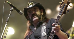 Muere Lemmy Kilmister, líder de la banda Motörhead
Fotografía de archivo tomada el 20 de julio de 2010 que muestra al cantante y líder de Motörhead, Lemmy Kilmister, durante un concierto en el Paleo Festival en Nyon (Suiza). Lemmy Kilmister, líder y cantante de la banda de heavy rock británica Motörhead, falleció hoy, 29 de diciembre de 2015, en Los Ángeles (EE.UU.) a los 70 años.