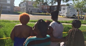 Un niño muerto y otro herido grave en dos tiroteos separados en Miami
Varios vecinos observan la actividad de cuerpos de emergencia en la zona donde ocurrió un tiroteo en Miami, Florida (EE.UU.).