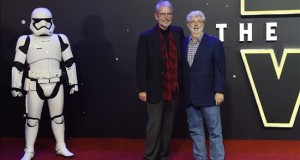 George Lucas critica el tono "retro" de "Star Wars: The Force Awakens"
El cineasta estadounidense George Lucas (d) posa con un invitado en la alfombra roja en el prestreno de la película "Star Wars: El despertar de la Fuerza", en Leicester square, en Londres, Reino Unido.
