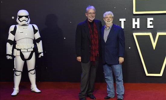 George Lucas critica el tono "retro" de "Star Wars: The Force Awakens"
El cineasta estadounidense George Lucas (d) posa con un invitado en la alfombra roja en el prestreno de la película "Star Wars: El despertar de la Fuerza", en Leicester square, en Londres, Reino Unido.