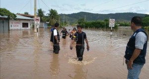 Las inundaciones en la Amazonía peruana dejan cuatro heridos y 2.000 familias afectadas
Fotografía cedida este jueves 3 de diciembre de 2015, por el Instituto de Defensa Civil del Perú (INDECI) donde se aprecia a pobladores del distrito de Puerto Rico, en la provincia de Picota, en la región San Martín, en la Amazonía peruana, donde al menos cuatro personas resultaron heridas y más de 2.000 familias damnificadas por las lluvias y consecuentes inundaciones.