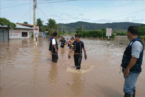 Las inundaciones en la Amazonía peruana dejan cuatro heridos y 2.000 familias afectadas
Fotografía cedida este jueves 3 de diciembre de 2015, por el Instituto de Defensa Civil del Perú (INDECI) donde se aprecia a pobladores del distrito de Puerto Rico, en la provincia de Picota, en la región San Martín, en la Amazonía peruana, donde al menos cuatro personas resultaron heridas y más de 2.000 familias damnificadas por las lluvias y consecuentes inundaciones.
