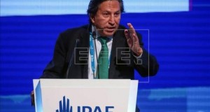 Candidatos peruanos presentaron sus propuestas para recuperar el crecimiento
El candidato a la presidencia y exmandatario peruano Alejandro Toledo, del partido político Perú Posible, fue registrado este viernes al presentar sus planes de gobierno, con miras a las elecciones de 2016, en el marco de la Conferencia Anual de Ejecutivos (CADE) 2015, en el balneario de Paracaa, aproximadamente a 280 kilómetros al sur de Lima.