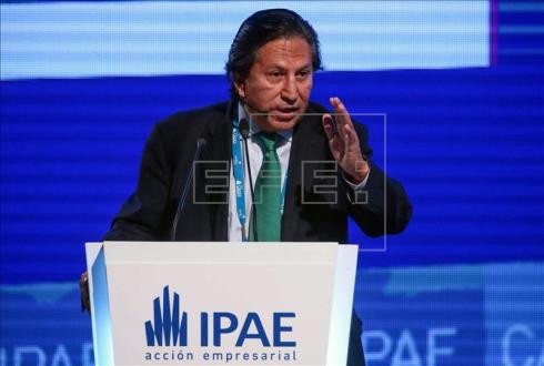 Candidatos peruanos presentaron sus propuestas para recuperar el crecimiento
El candidato a la presidencia y exmandatario peruano Alejandro Toledo, del partido político Perú Posible, fue registrado este viernes al presentar sus planes de gobierno, con miras a las elecciones de 2016, en el marco de la Conferencia Anual de Ejecutivos (CADE) 2015, en el balneario de Paracaa, aproximadamente a 280 kilómetros al sur de Lima.