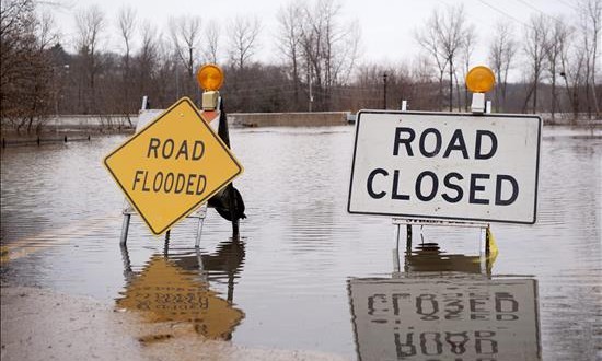Inundaciones en cuenca del Misisipi dejan 24 muertos y 4 estados anegados
Vista de un letrero que indica un camino cerrado debido a las inundaciones hoy, jueves 31 de diciembre de 2015, en Arnold, Misuri (EE.UU.). Las fuertes inundaciones en la cuenca del caudaloso río Misisipi han dejado 24 muertos, autopistas cerradas, infraestructuras inservibles y cuatro estados del medio oeste de EE.UU. anegados. El Servicio Meteorológico estadounidense mantiene la alerta por riesgo de inundación los estados de Illinois, Misuri, Oklahoma y Arkansas.
