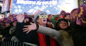 Nueva York entra en 2016 con su multitudinaria celebración en Times Square
Una multitud celebra el Año Nuevo en Times Square en Nueva York (Estados Unidos) hoy, 1 de enero de 2016.