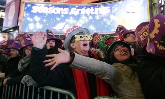 Nueva York entra en 2016 con su multitudinaria celebración en Times Square
Una multitud celebra el Año Nuevo en Times Square en Nueva York (Estados Unidos) hoy, 1 de enero de 2016.
