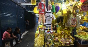 Perú revienta piñatas de políticos como símbolo de descontento en Noche Vieja
Piñatas que representan a distintos políticos y personajes de la sociedad peruana exhibidas de uno de los tantos locales comerciales del centro de Lima, característico de las celebraciones de fin de año en el país.
