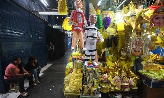 Perú revienta piñatas de políticos como símbolo de descontento en Noche Vieja
Piñatas que representan a distintos políticos y personajes de la sociedad peruana exhibidas de uno de los tantos locales comerciales del centro de Lima, característico de las celebraciones de fin de año en el país.