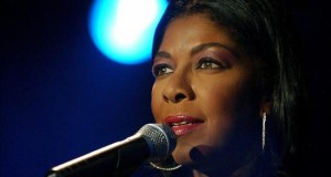 Fallece a los 65 años la cantante Natalie Cole, hija de Nat King Cole
Fotografía de archivo fechada el 6 de julio de 2003 que muestra a la cantante estadounidense Natalie Cole durante un concierto como parte del Festival de Jazz de Montreux en Suiza. La hija de Nat King Cole ha fallecido hoy, 1 de enero de 2016.