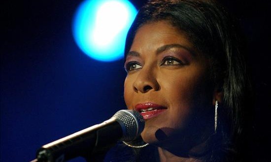 Fallece a los 65 años la cantante Natalie Cole, hija de Nat King Cole
Fotografía de archivo fechada el 6 de julio de 2003 que muestra a la cantante estadounidense Natalie Cole durante un concierto como parte del Festival de Jazz de Montreux en Suiza. La hija de Nat King Cole ha fallecido hoy, 1 de enero de 2016.