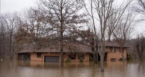 La crecida del Misisipi pone en alerta a 16 estados y 8 millones de personas
Vista de una casa bajo el agua del río Meramec, en Arnold, Misuri (EE.UU.).