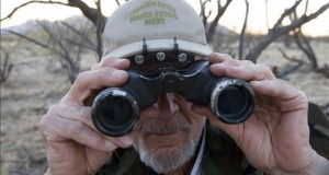 Grupo de milicias ocupa edificio oficial en parque natural de Oregón
Un miembro del grupo paramilitar utiliza unos prismaticos para detectar sus patrullas de vigilancia.