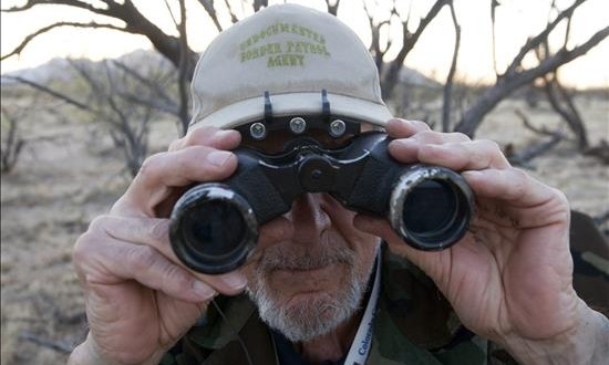 Grupo de milicias ocupa edificio oficial en parque natural de Oregón
Un miembro del grupo paramilitar utiliza unos prismaticos para detectar sus patrullas de vigilancia.