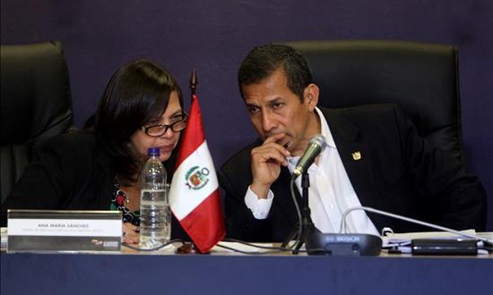 El Congreso pide motivos a Humala por no promulgar el tratado de extradición con Francia
Imagen de archivo de la ministra de Relaciones Exteriores de Perú, Ana María Sánchez (i) y el presidente de Perú, Ollanta Humala (d).