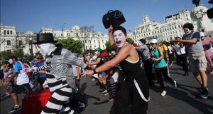Unos 100 mimos corren el primer "maratón a cámara lenta" de Lima
Los competidores inician su recorrido en el centro de Lima, este 3 de enero, en el primer "maratón a cámara lenta"