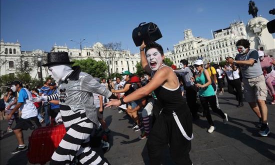 Unos 100 mimos corren el primer "maratón a cámara lenta" de Lima
Los competidores inician su recorrido en el centro de Lima, este 3 de enero, en el primer "maratón a cámara lenta"