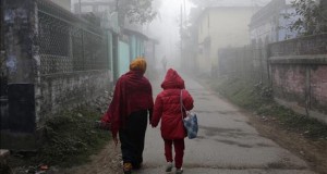 Al menos seis muertos y 43 heridos por un terremoto de 6,7 grados en la India
Una mujer camina con su hija por una calle de Pabna, en Bangladesh, cubierta de polvo tras el terremoto registrado en la vecina India, que se ha sentido en todo el país.