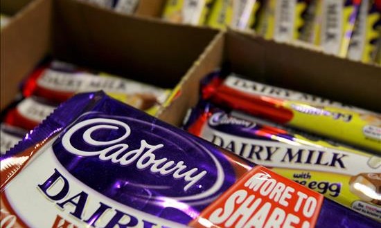 La Sanidad inglesa lanza aplicación que mide el azúcar en alimentos y bebidas
Tabletas de chocolate Cadbury en una tienda de alimentación de Londres, Reino Unido.