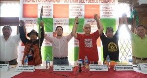 El brazo político de Sendero dice tener 500.000 firmas para participar en los comicios
Imagen de archivo de (izq-der), Jaime Hinojosa y Kuntur Kanki, Jorge Paredes, Manuel Fajardo, Alberto Yucra, y Fernando Bravo, durante la presentación de del el Frente por la Unidad y Defensa del Pueblo Peruano (Fudepp).