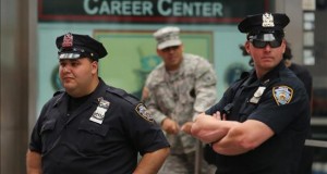 Aumentan los homicidios y violaciones en Nueva York en 2015
Oficiales de la Policía de Nueva York prestan guardia en las afueras de la oficina de reclutamiento de las Fuerzas Armadas de los Estados Unidos.