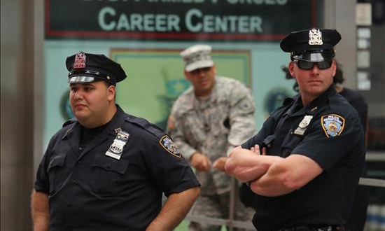 Aumentan los homicidios y violaciones en Nueva York en 2015
Oficiales de la Policía de Nueva York prestan guardia en las afueras de la oficina de reclutamiento de las Fuerzas Armadas de los Estados Unidos.
