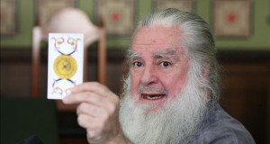 El Chapo no volverá a prisión y Trump no será candidato, dice brujo mayor
Antonio Vázquez, conocido como el "Brujo Mayor", presenta sus previsiones para 2016 hoy, martes 5 de enero de 2016, en Ciudad de México.