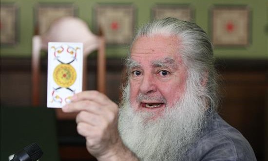 El Chapo no volverá a prisión y Trump no será candidato, dice brujo mayor
Antonio Vázquez, conocido como el "Brujo Mayor", presenta sus previsiones para 2016 hoy, martes 5 de enero de 2016, en Ciudad de México.