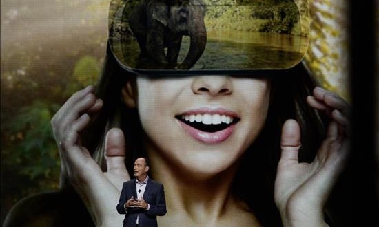 Feria tecnológica adelanta mundo hiperconectado y objetos más inteligentes
El presidente de Samsung Electronics America, Tim Baxter, habla hoy martes 5 de enero de 2016, durante una rueda de prensa en la Feria Electrónica de Consumo 2016 en Las Vegas, Nevada (Estados Unidos).