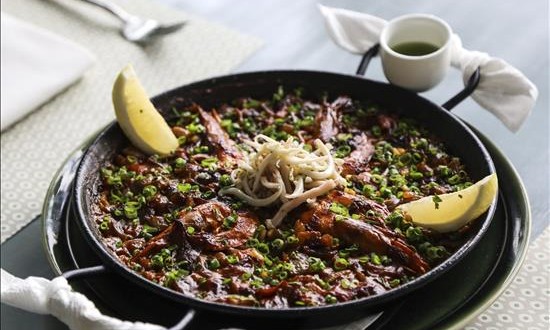 Tailandia suspende envío de arroz a Irán debido a la crisis con Arabia Saudí
Vista de una paella servida en el restaurante.