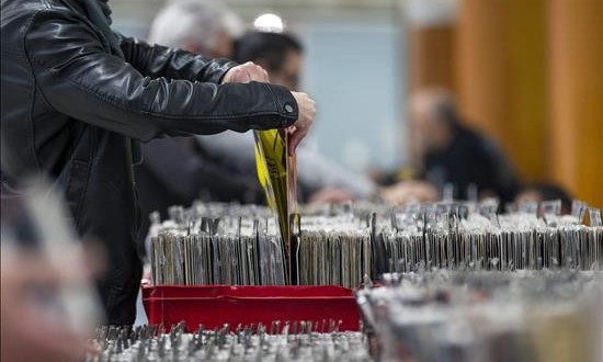 El "streaming" y el vinilo mantuvieron a flote la música británica en 2015
Según datos de la Industria Fonográfica Británica (BPI), alrededor de 50.000 canciones por minuto fueron escuchadas en directo en el Reino Unido el pasado año.