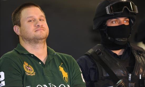 La Barbie se declara culpable de importar y distribuir cocaína en EEUU
Edgar Valdez Villareal, alias la Barbie (i), es presentado en el centro de mando de la Policía Federal de la Ciudad de México.